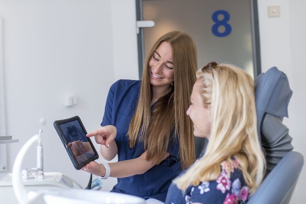 Beratung einer Patientin am Tablet
