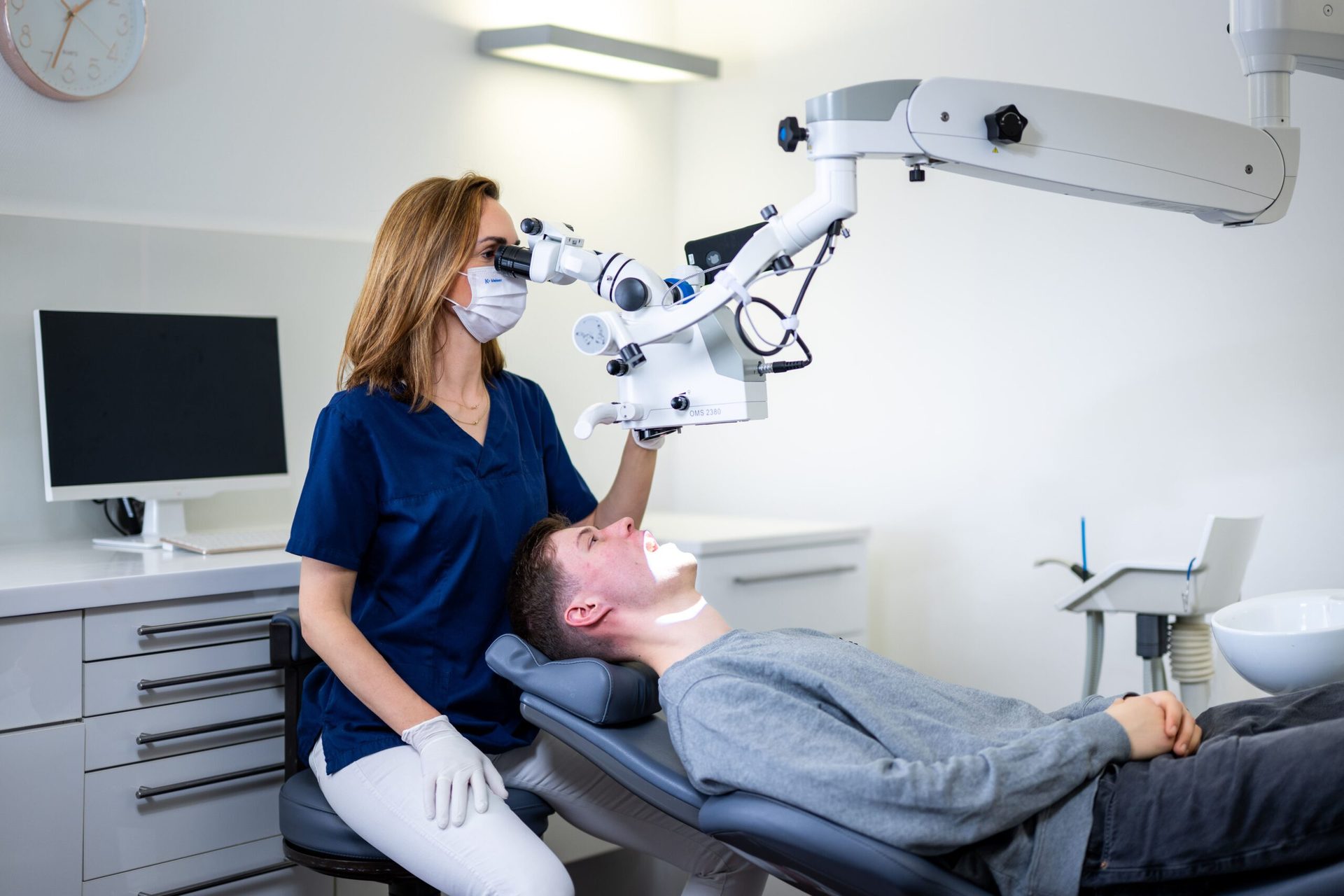 Behandlung unter dem Dentalmikroskop